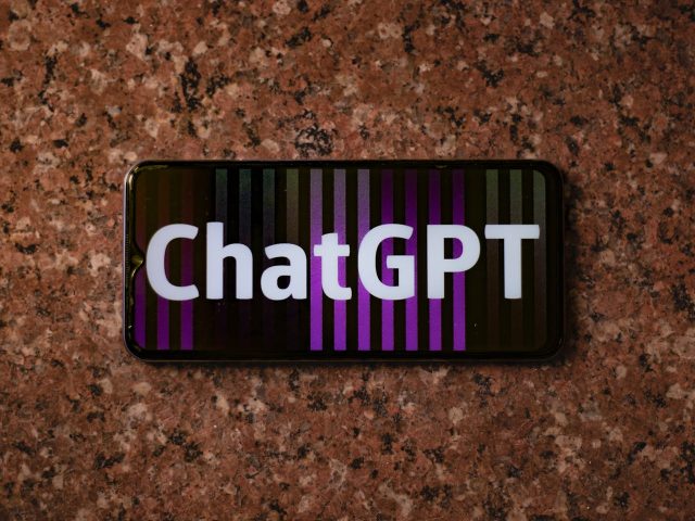 ChatGPT-3.5 kontra ChatGPT-4 - kluczowe różnice i możliwości
