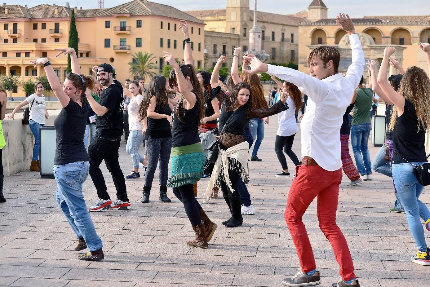 Co oznacza termin "flash mob" w marketingu? Przykłady