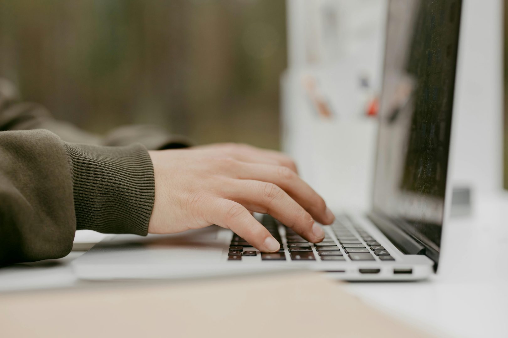 pisanie na klawiaturze laptopa