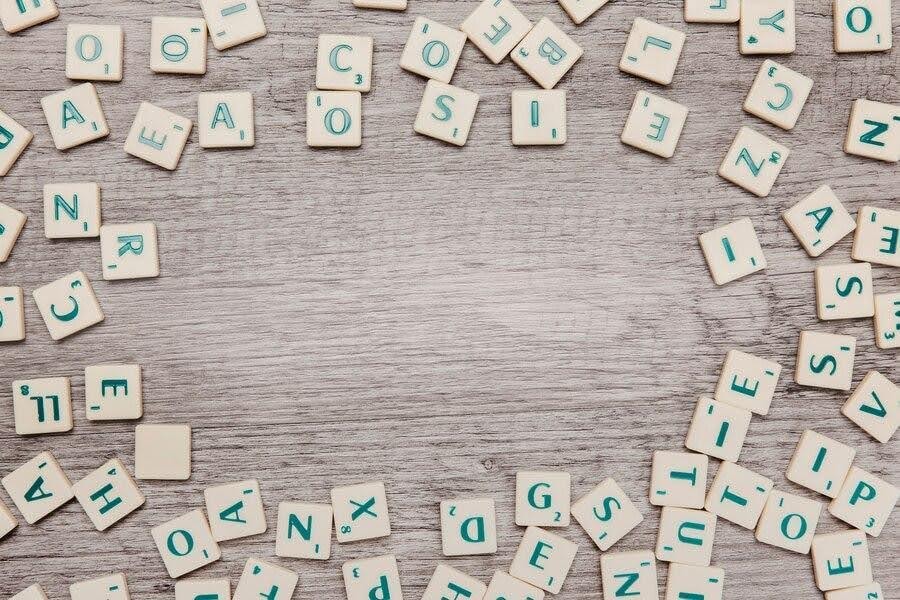Czym są słowa łączące (linking words) w SEO? Lista i przykłady zastosowań.