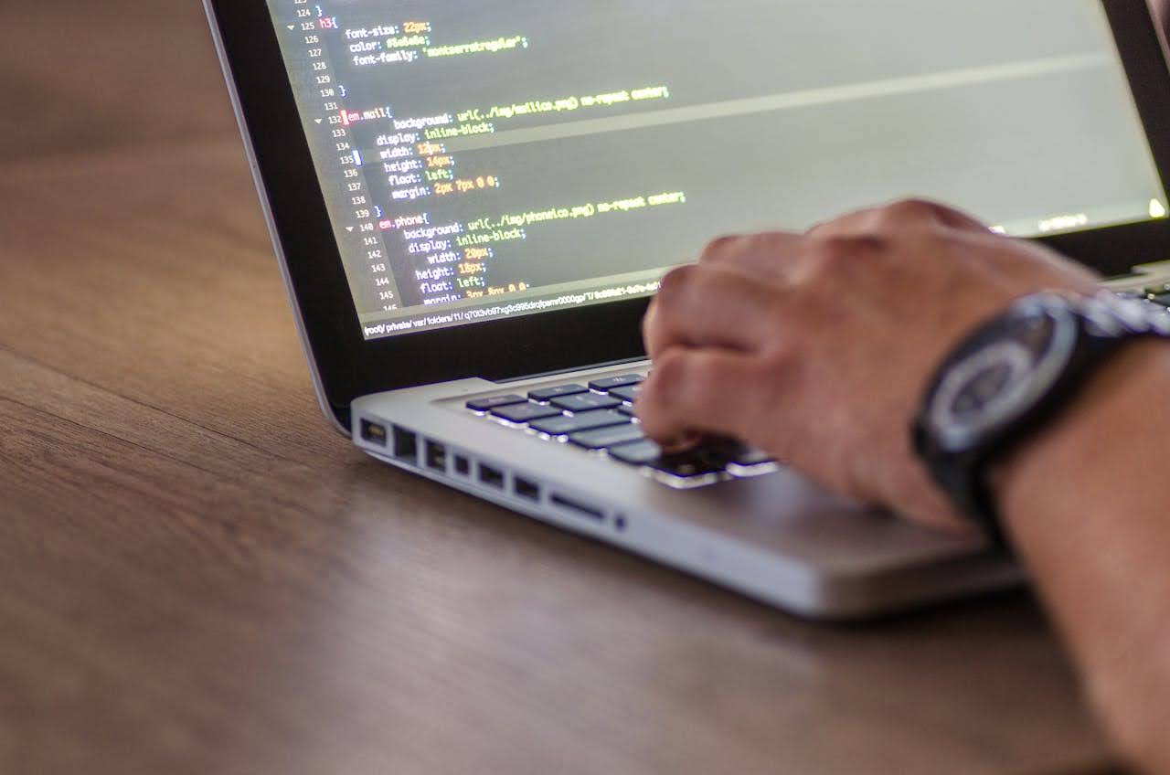 Czym jest Flexbox w CSS i w jaki sposób go implementować?