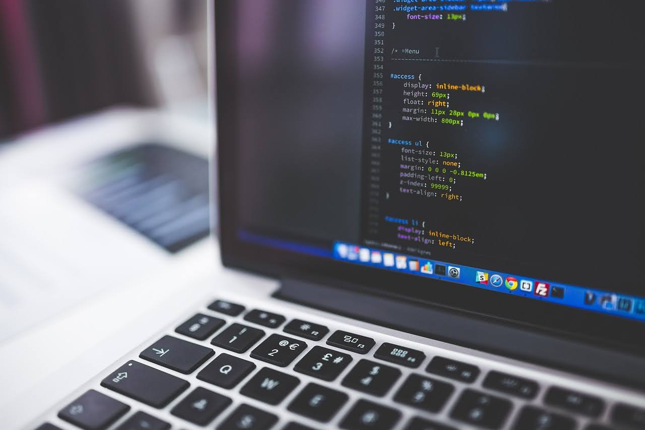 Vite – nowoczesna alternatywa dla Webpacka. Jak zainstalować i używać z React, Angular czy Next.js?