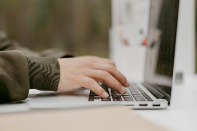 Jak działa code splitting? Szybsze aplikacje w Angularze i React dzięki podziałowi kodu