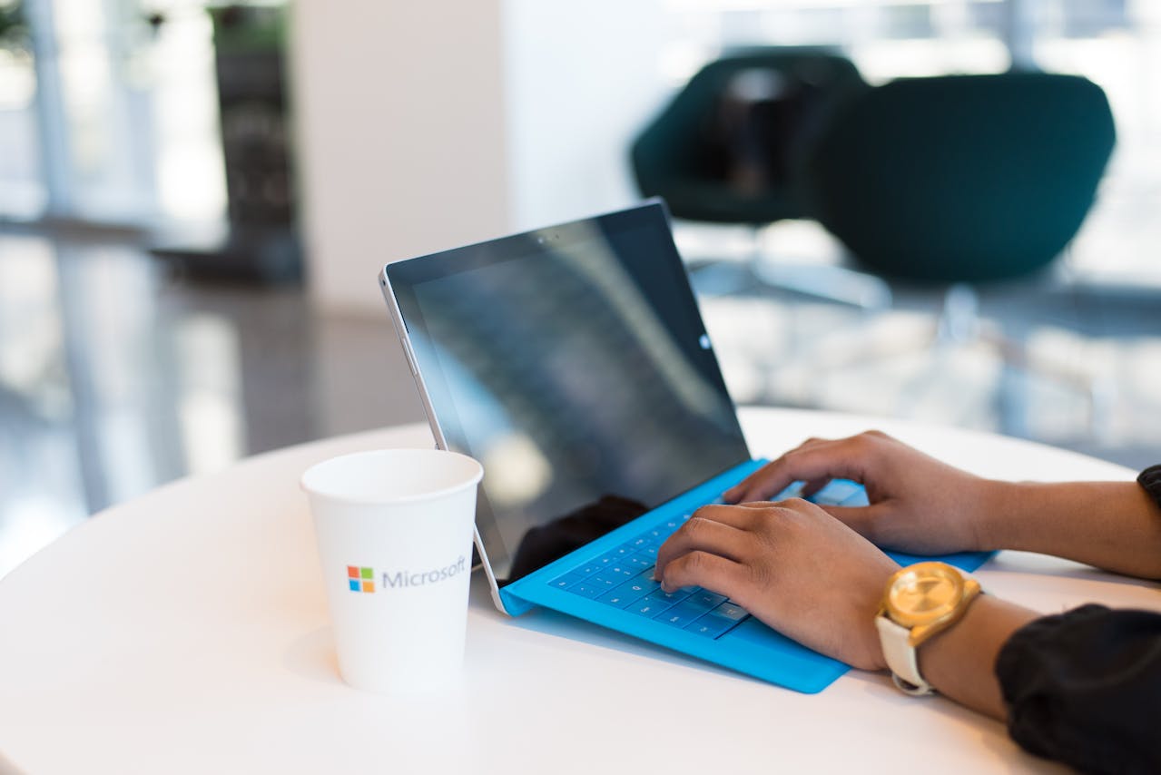 Linux vs Windows – który system wybrać i dlaczego?