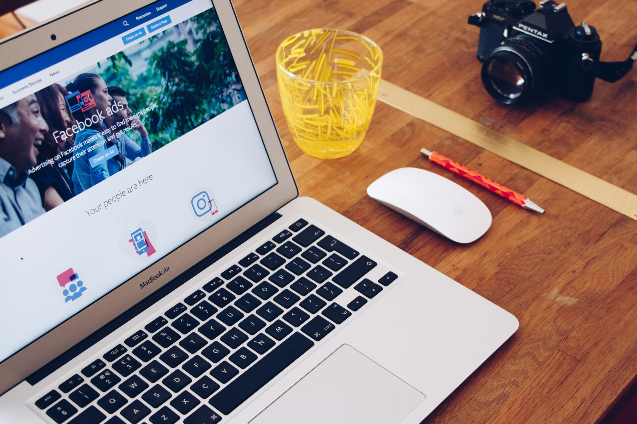 Komputer z otwartą stroną Facebook Ads