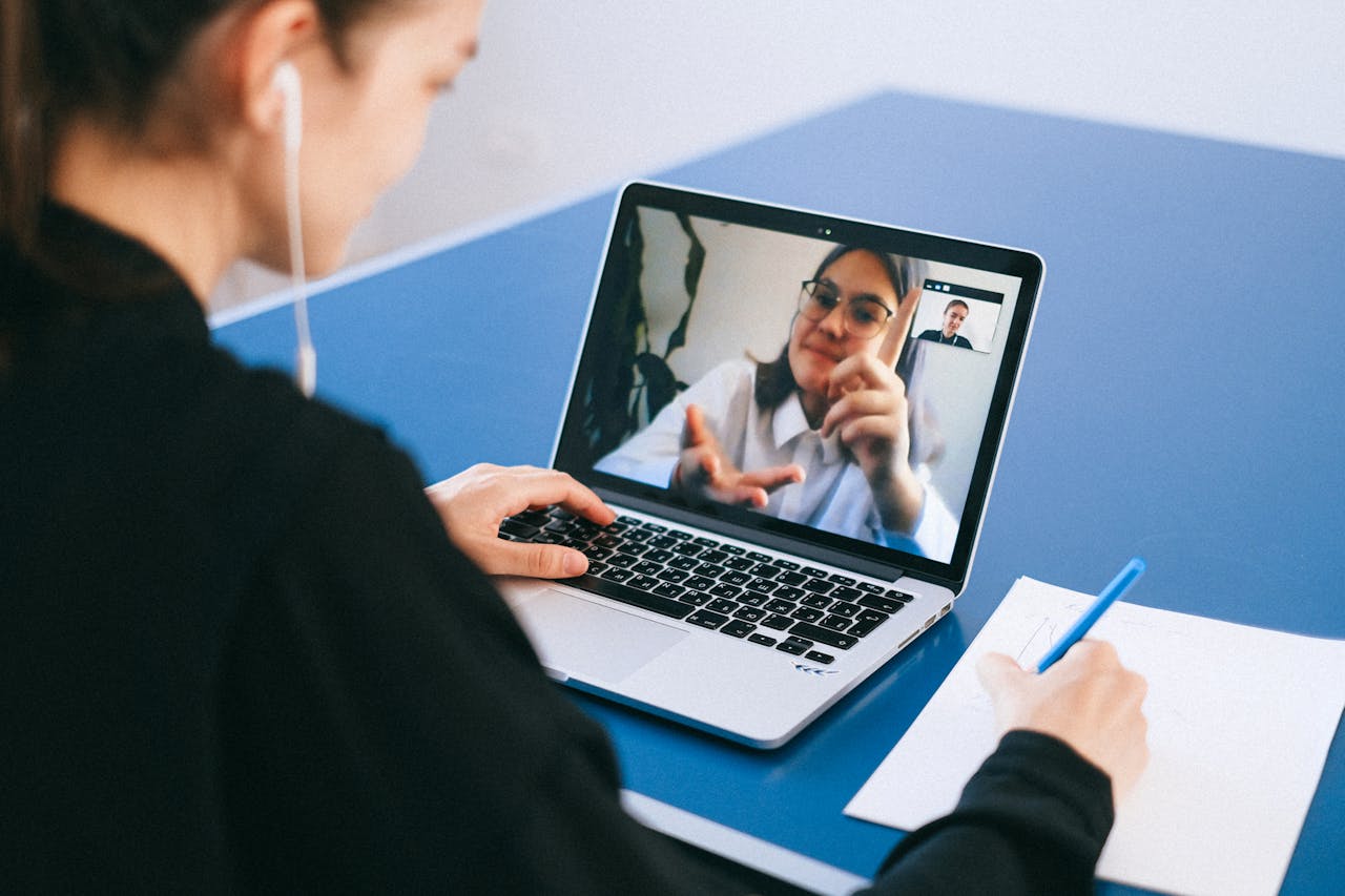 Tłumaczenie w czasie rzeczywistym w Google Meet – jak działa i jak je włączyć?