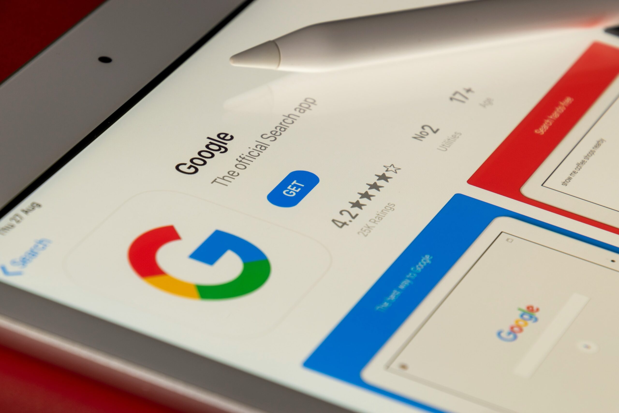 Przybliżenie na tablet, na którego ekranie widoczna jest aplikacja Google 